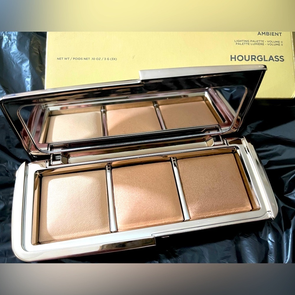 HOURGLASS Ambient Lighting Palette Volume II

Photoluminescent Technology
NIB